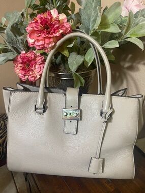 Michael Kors Elegant Pebbled Leather Tote Bag in Light Taupe great condition